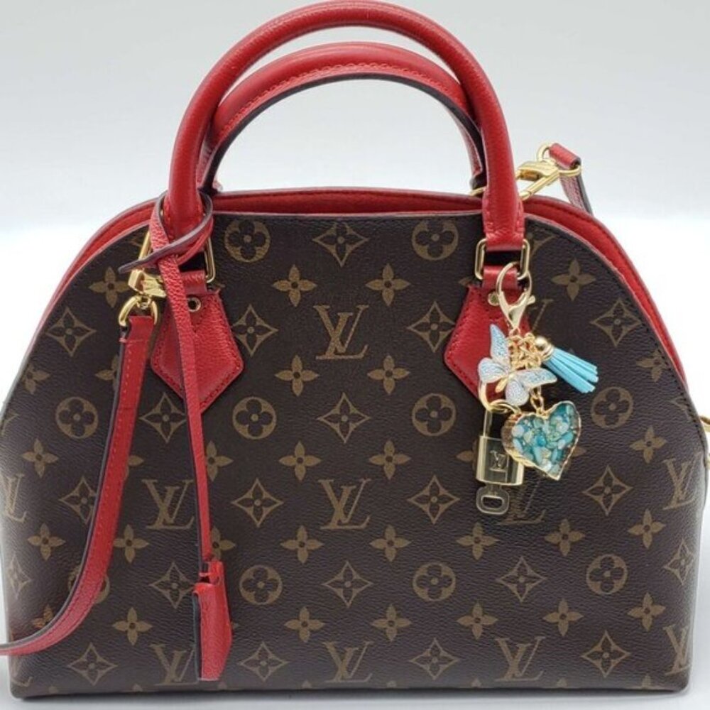 LV Authentic Gold Padlock 🔒 Key Set w/ Unbranded Heart Keychain Charm - Picture 3 of 6